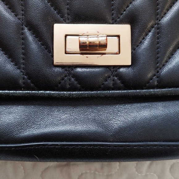 Black faux leather crossbody purse with adjustable stap and art deco pattern - Picture 7 of 8